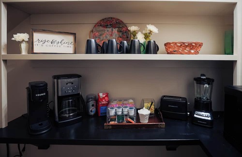 Austin House | 20 mins to downtown/Cowboy Pool /Hot Tub/Patio/Sleeps 12