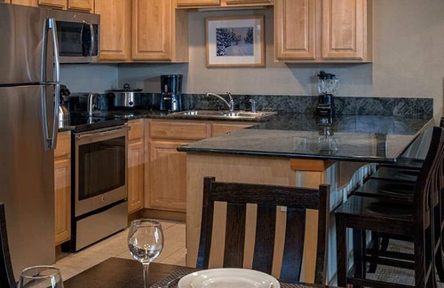 Four O'Clock Resort | Super Bowl weekend Ski-in/Ski-out 1 Bedroom 5 Star Grand Timber Breckenridge