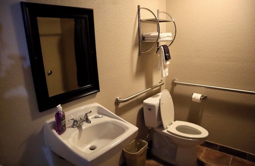 Dilley House | Historic Hotel Dilley Grand- Queen ADA Bed