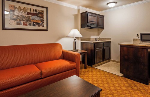 Lompoc Apartment | Hotel Suite in Lompoc with Kitchenette, Pool and Complimentary Breakfast