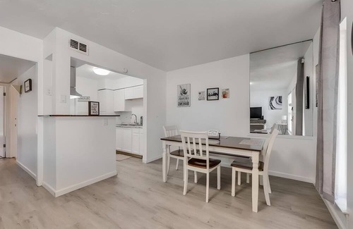 North Dallas Apartment | Cozy 2-bedroom apartment in excellent Dallas with fitness room, WiFi