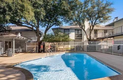 North Dallas Apartment | Cozy 2-bedroom apartment in excellent Dallas with fitness room, WiFi