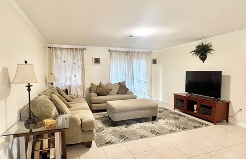 Ocala House | Sunny Florida Street: 3 bedroom home in Ocala, near major highways & attractions