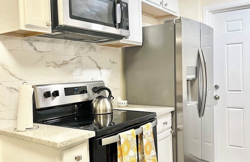 Ocala House | Sunny Florida Street: 3 bedroom home in Ocala, near major highways & attractions
