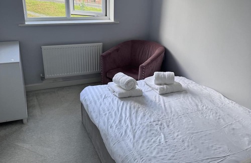 Llanedy House | Tranquil Retreat in Swansea Countryside