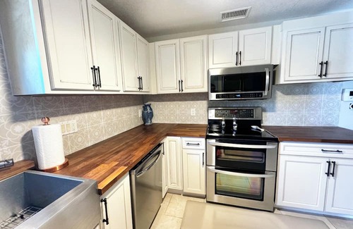 Kingston House | Halifax Breeze Cottage - EV Charger and Hot Tub in sunny Daytona Beach