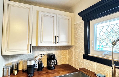Kingston House | Halifax Breeze Cottage - EV Charger and Hot Tub in sunny Daytona Beach