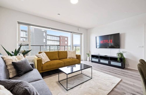 Arborg Apartment | Selfoss Secret: Free parking - King bed - Netflix