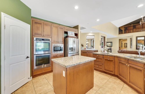 Woodcrest House | 5 bed rooms 3.5 bathroomnPool tablenHome theaternFire place indoor /outdoor