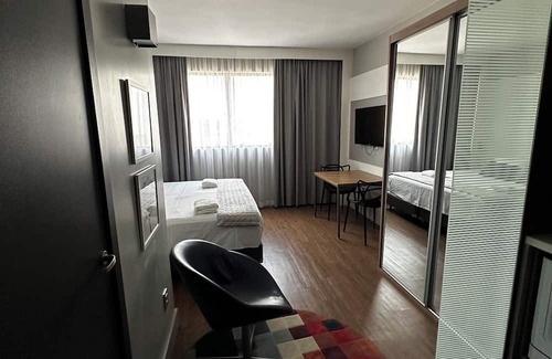 Agua Verde Apartment | Studio completo no Batel, com cozinha, Wi-Fi e mesa para trabalho/refeições