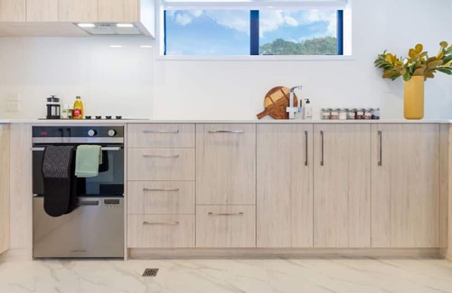 Mount Albert House | Serenity in Mt Albert: Contemporary 3BR 2.5 bath