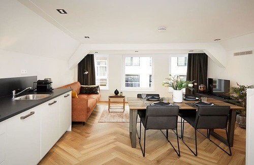 Burgwallen Nieuwe Zijde Apartment | Indulge in Luxury Exquisite 3-Bedroom Apartment