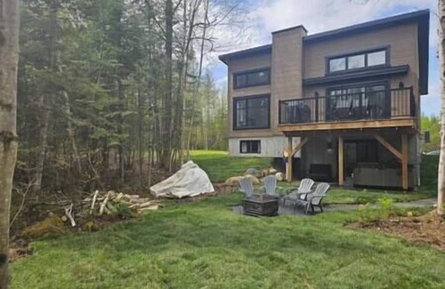Beaulac-Garthby House | Au Bord du Lac Aylmer- Spa- 10 personnes