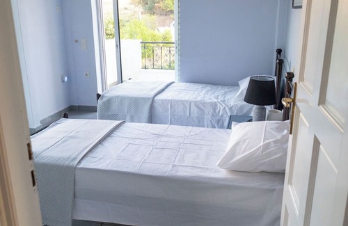 Salamis House | Salamina Blue Horizon House, next to the beach