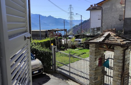 Stazzona Apartment | Casa Vacanze "window on the Lake"