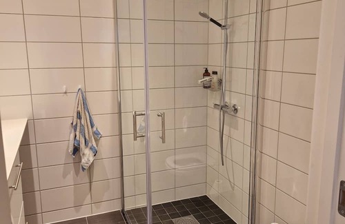 Sogndal Apartment | Cozy apartment in the center of Sogndal, right by the sea and with its own patio