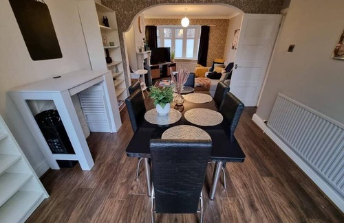 Droylsden House | 3 Bed Spacious House with Parking