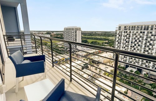 Doral Condo | Sleek Doral Gem: Spacious Retreat