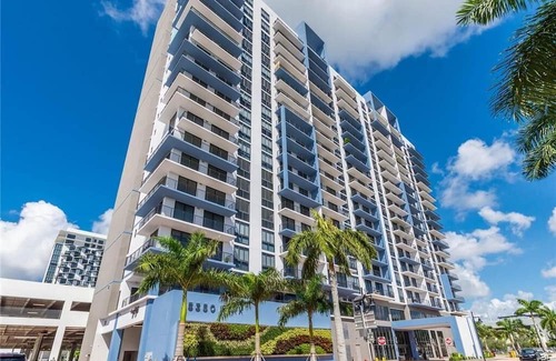 Doral Condo | Sleek Doral Gem: Spacious Retreat