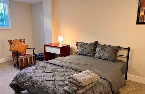 Ottawa Division House | Chic Urban Retreat: 4 Bedroom &3.5 Bath w/Parking+Kitchen & Self Check-In-Kanata