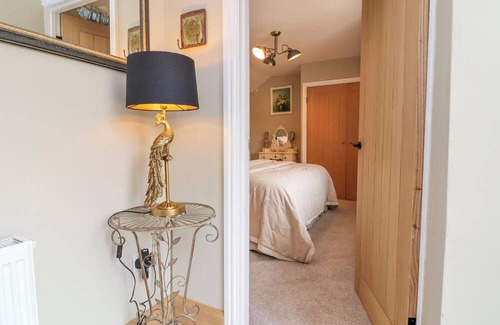 Farlow Cottage | BURROWS END, pet friendly, with open fire in Cleobury Mortimer