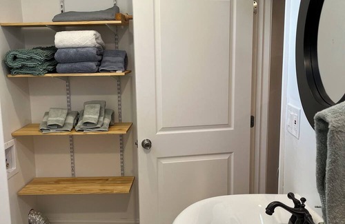 Knoxville Cabin | Beautiful Tiny House Perfect for Small Families