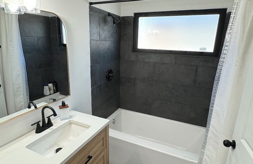 South Montebello House | Modern home near DTLA & Disneyland!