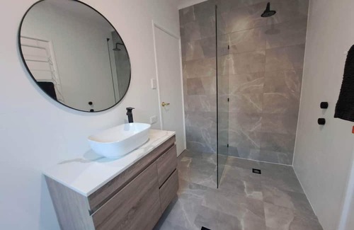 Ballajura House | Paradise on the Lake - King Room