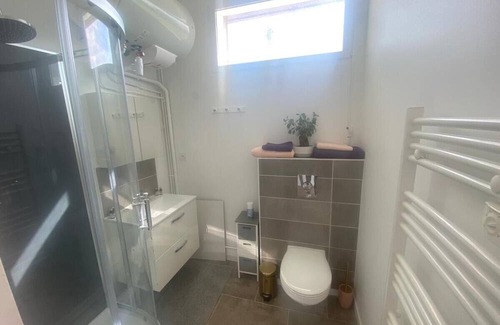 Vernou-la-Celle-sur-Seine House | Water-edge Stay