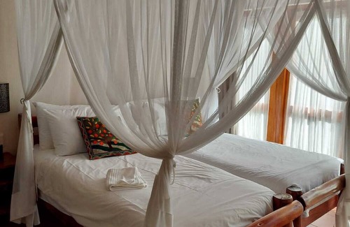 Phalaborwa Villa | Luxurious bush villa with 2 ensuite bathrooms & modern kitchen 1 km from Kruger