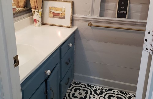 McCain Cottage | 1840's remodeled cottage with private pool!