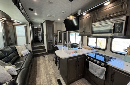 Desert View Village House | Private Cozy Desert Hills 2 BDRM 1.5 BTH RV Stay Mountain Views