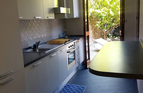 Voze House | Holiday Home 'Villino Bougainvillea' with Sea View, Private Terrace and Wi-Fi