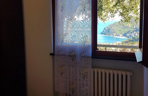 Voze House | Holiday Home 'Villino Bougainvillea' with Sea View, Private Terrace and Wi-Fi