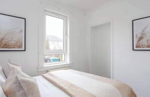 Shotts Apartment | Vibrant & Modern 2-bedroom Apartment between GLA/EDI