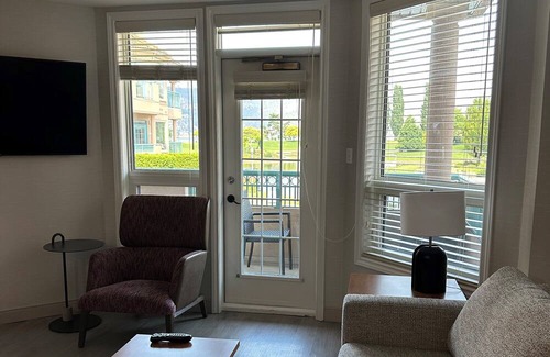North End Resort | Delta Grand Okanagan Resort - 1 Bedroom Lakeview Condo - Full Kitchen - Sleeps 4