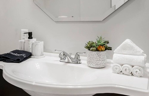 Downtown Kansas City Apartment | Modern Style in Downtown KC | 1 BD Apt, 2 Queen