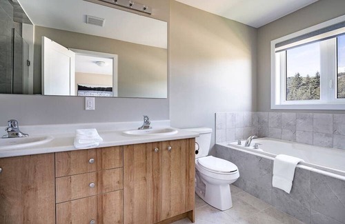 The Blue Mountains House | Blue Mountain Village | BRAND NEW Townhouse