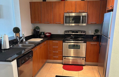 South Central Houston Apartment | Red Velvet Houston City Loft
