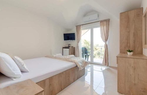 Ohrid Villa | Deluxe Double Room with Balcony and lake View with AC frege,free parking wifi