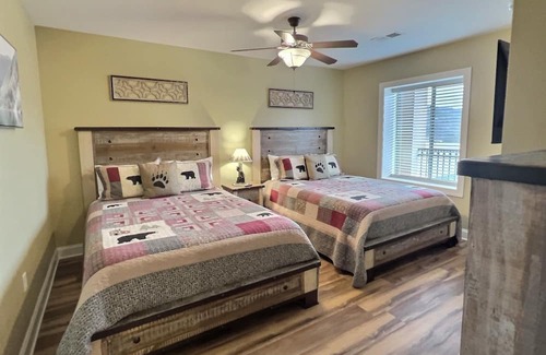 Gatlinburg Condo | NEW LISTING~Escape to the Smokies: Cozy Vacation Rental in Downtown Gatlinburg 🐻