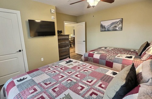 Gatlinburg Condo | NEW LISTING~Escape to the Smokies: Cozy Vacation Rental in Downtown Gatlinburg 🐻