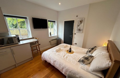 Farley Cabin | Romantic Countryside Couples Cabin with King bed