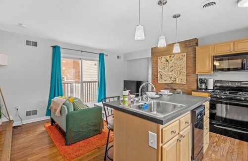 South Side Flats Apartment | New Prime Location | King Bed | Walk | Eat | Play