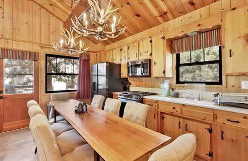 Big Bear Lake Cabin | Bruin Chalet Big Bear~ Cozy Single Level Retreat Cottage~