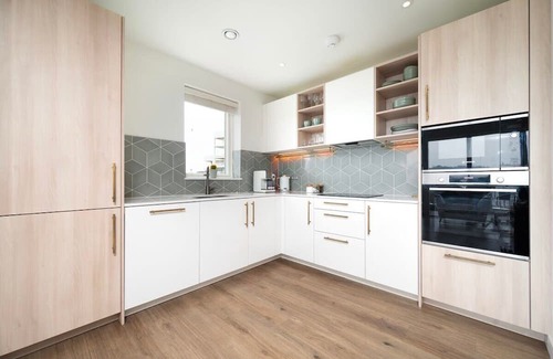 Haringey Apartment | Chic 2BR Flat in Greater London