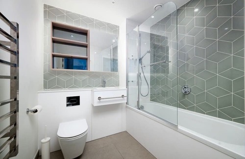 Haringey Apartment | Chic 2BR Flat in Greater London