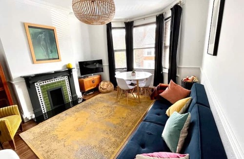 Westcliff-on-Sea Apartment | Stylish, Modern & refurbished flat, 1.5m bea