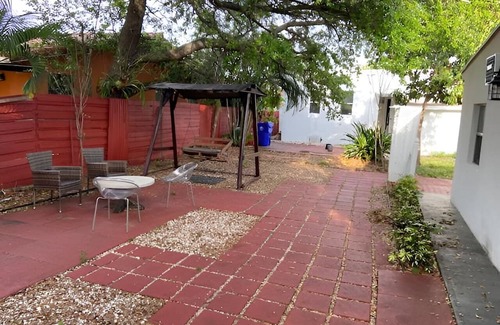 West Little Havana House | Private room close to Miami Airport - Free Parking