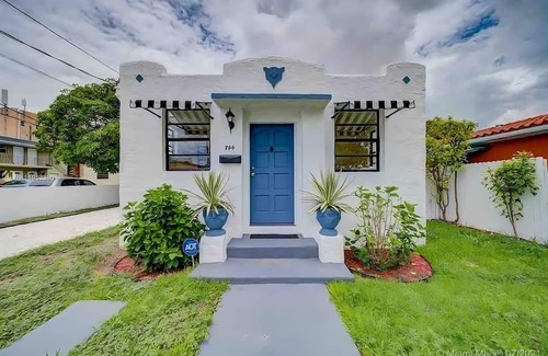 West Little Havana House | Private room close to Miami Airport - Free Parking